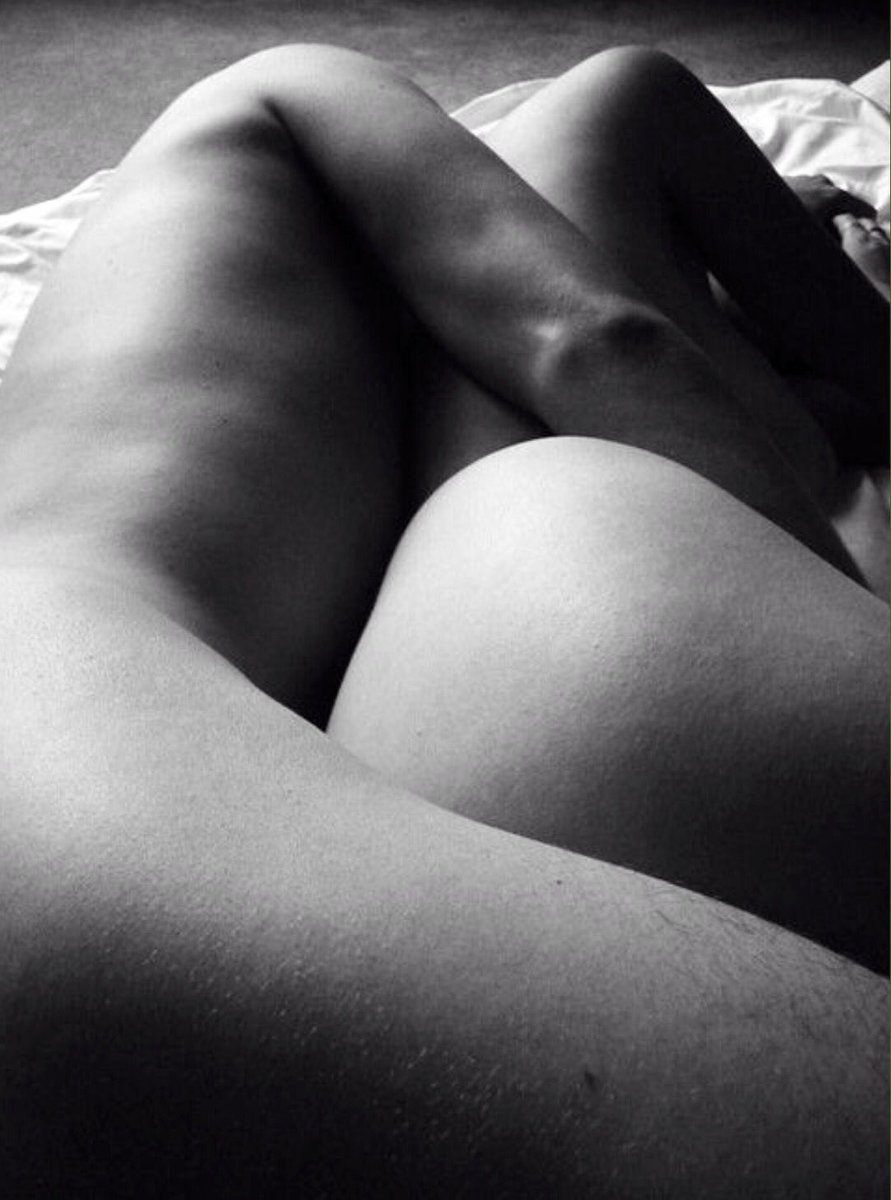 Голые обнимаются в кровати