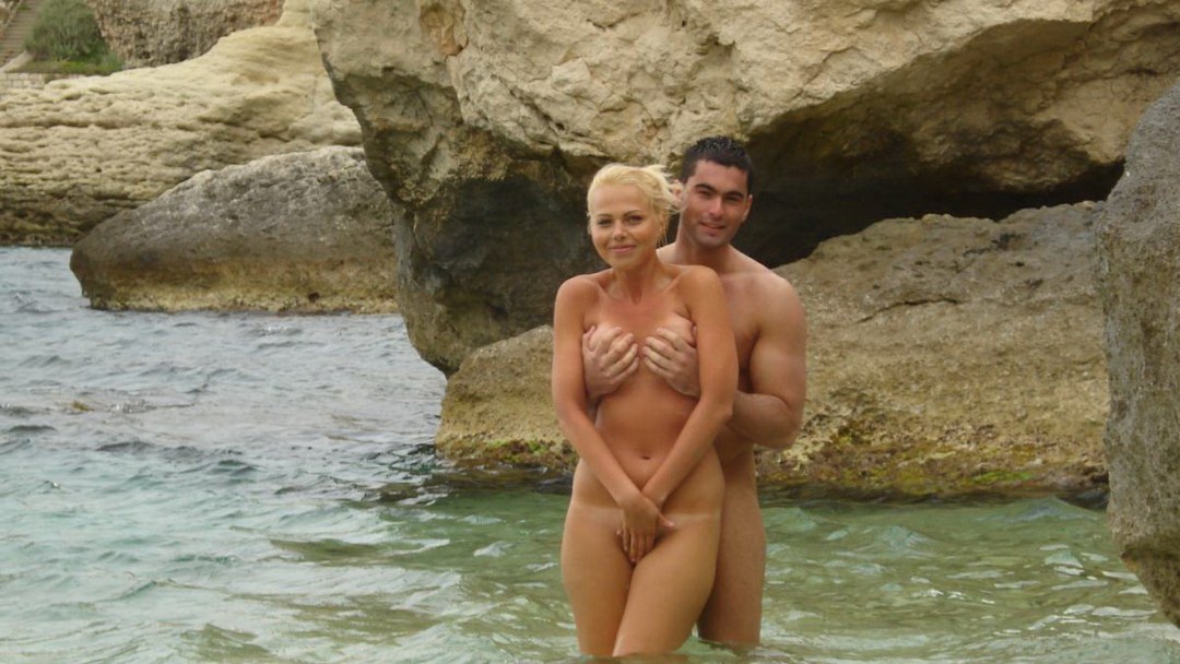 Мужчина и женщина голые на острове