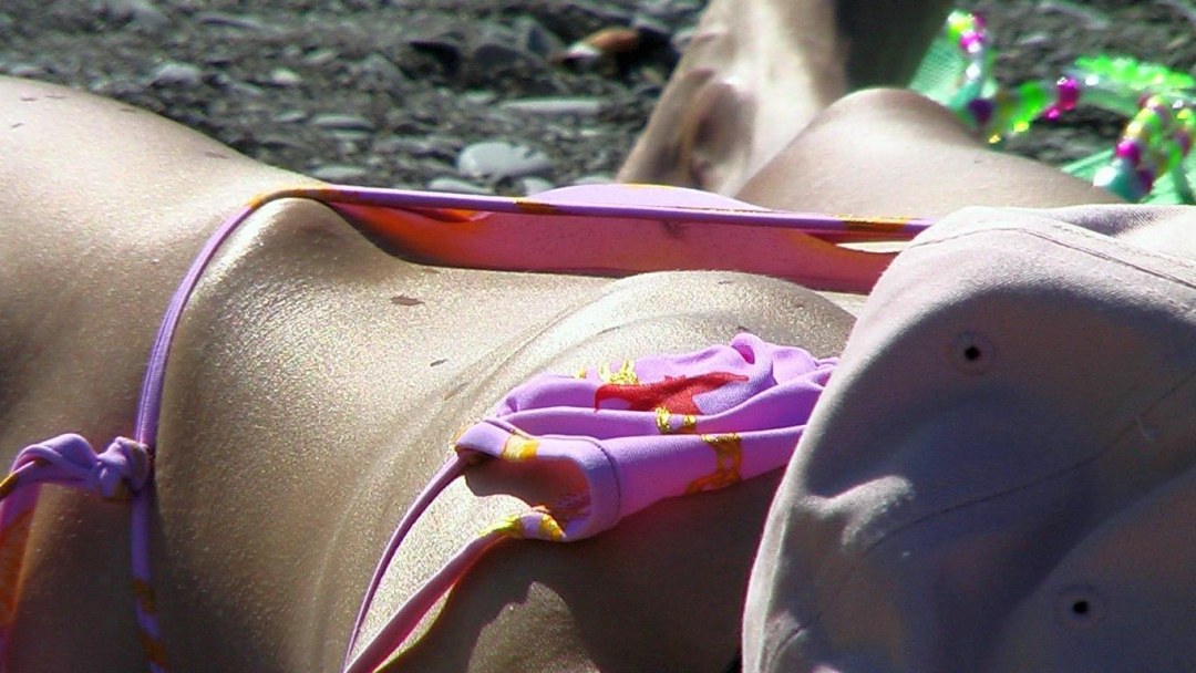 Видно киску через трусики на пляже