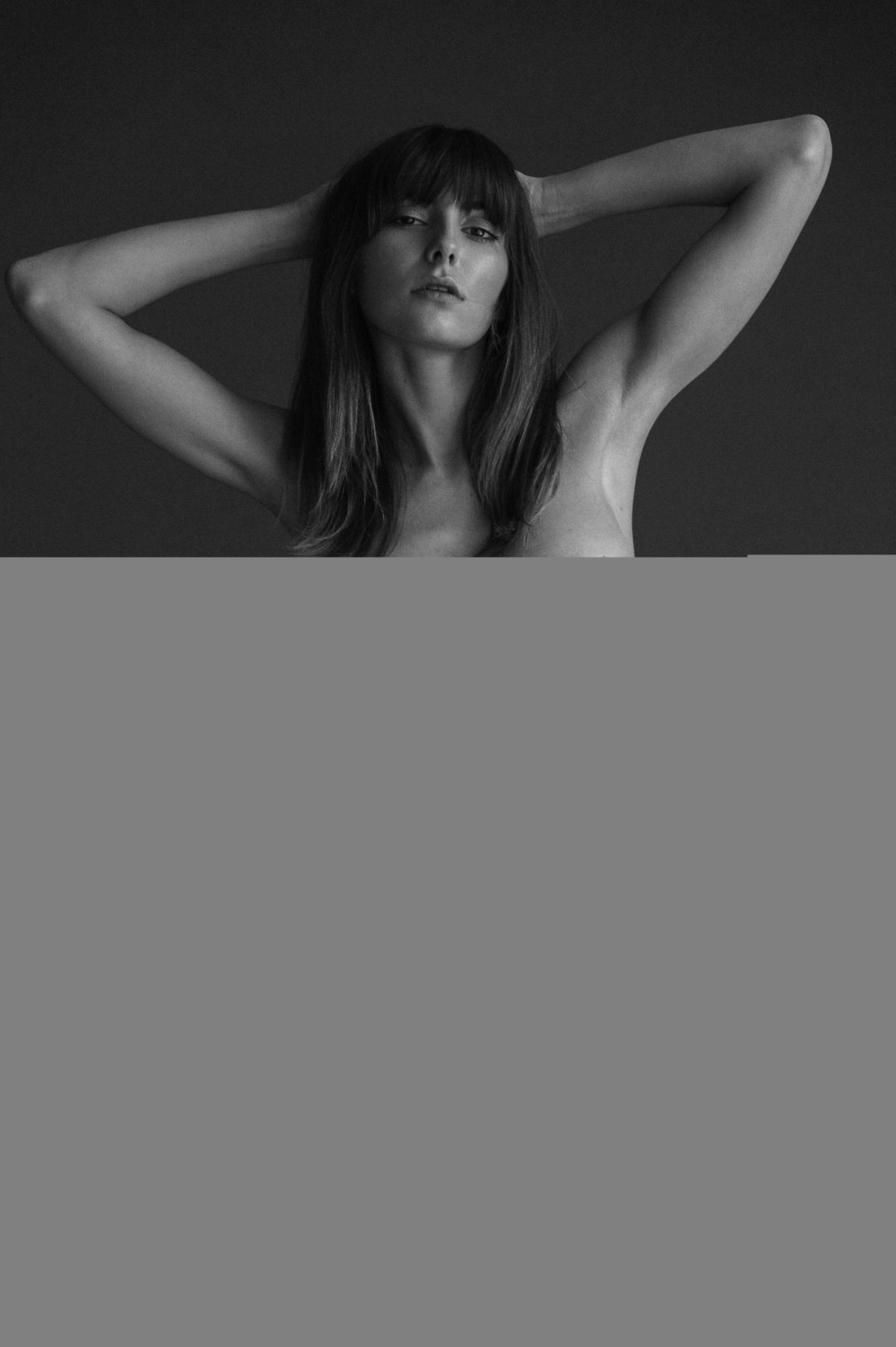 Голая брюнетка без лица