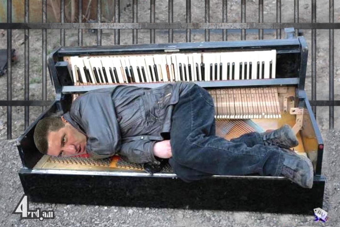 Девушка за пианино со спины