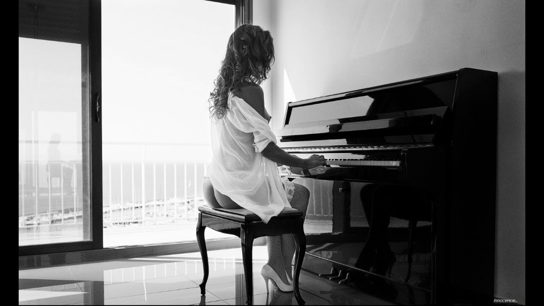 Женщина на рояле