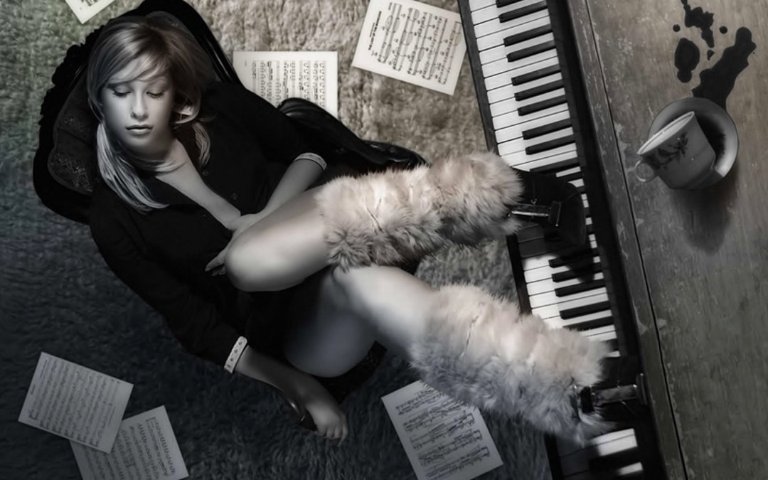 Девушка на рояле лежит