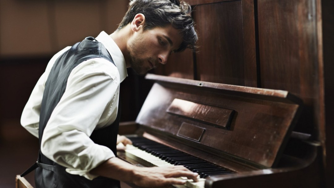 Девушка и пианино