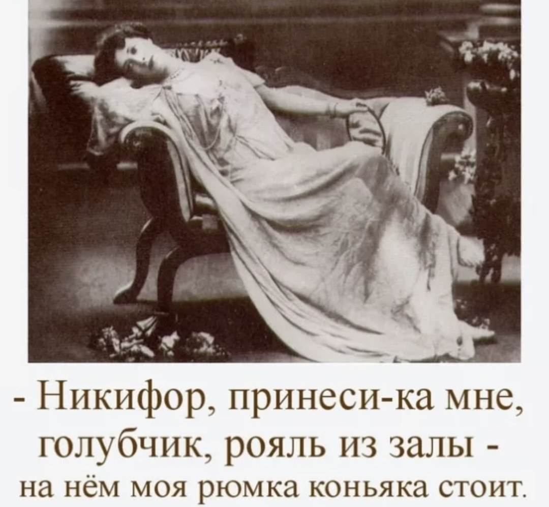 Блондинка за фортепиано