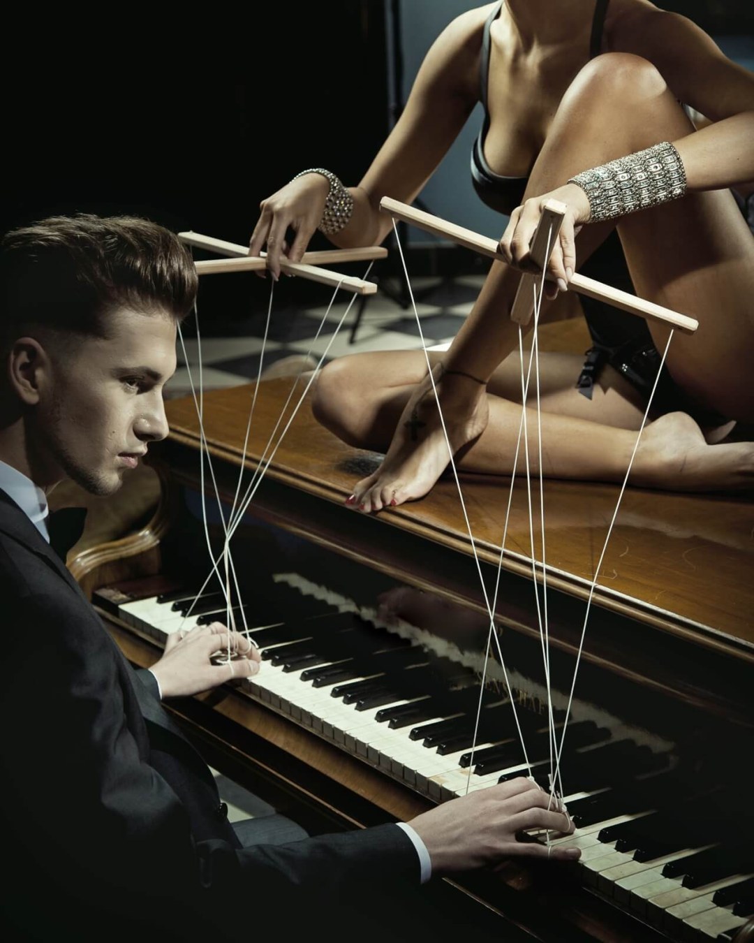 Девушка на рояле