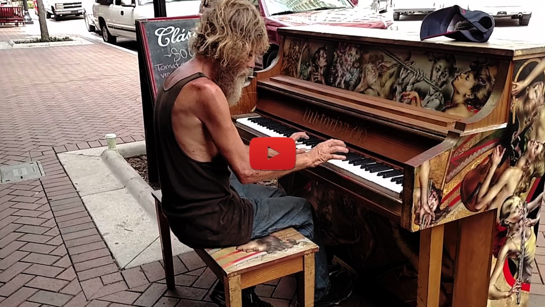 Девушка лежит на пианино