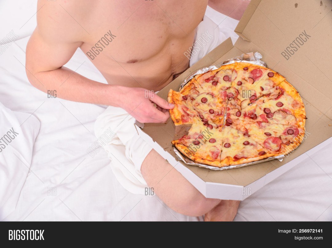 Пицца на голом мужчине