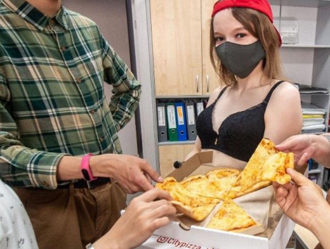 Доставщица пиццы