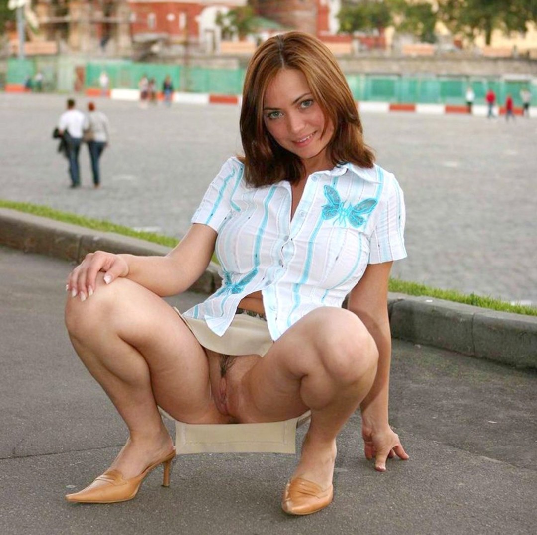 Эротические девушки на корточках