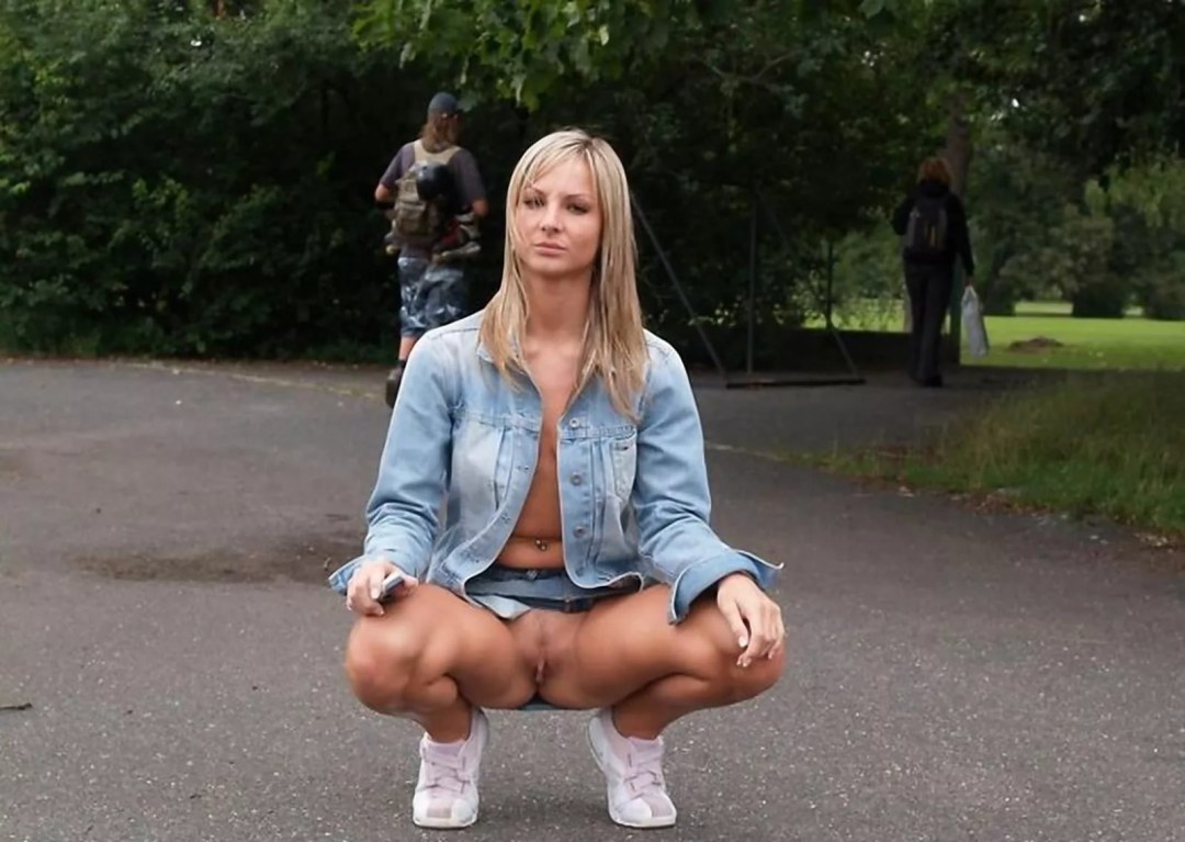 Женщины в трусах на корточках