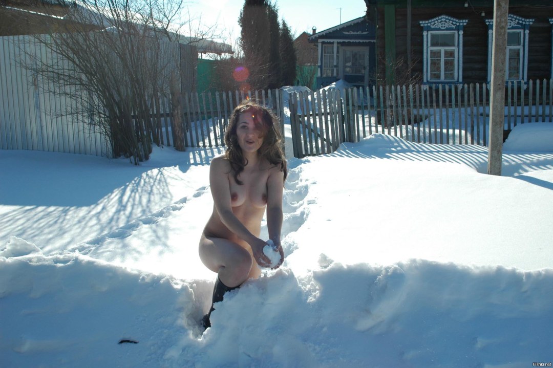 Голая женщина в зимнем лесу