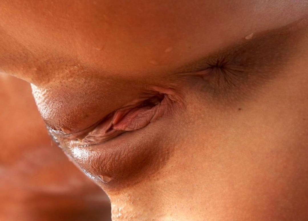 Толстая лысая женская киска