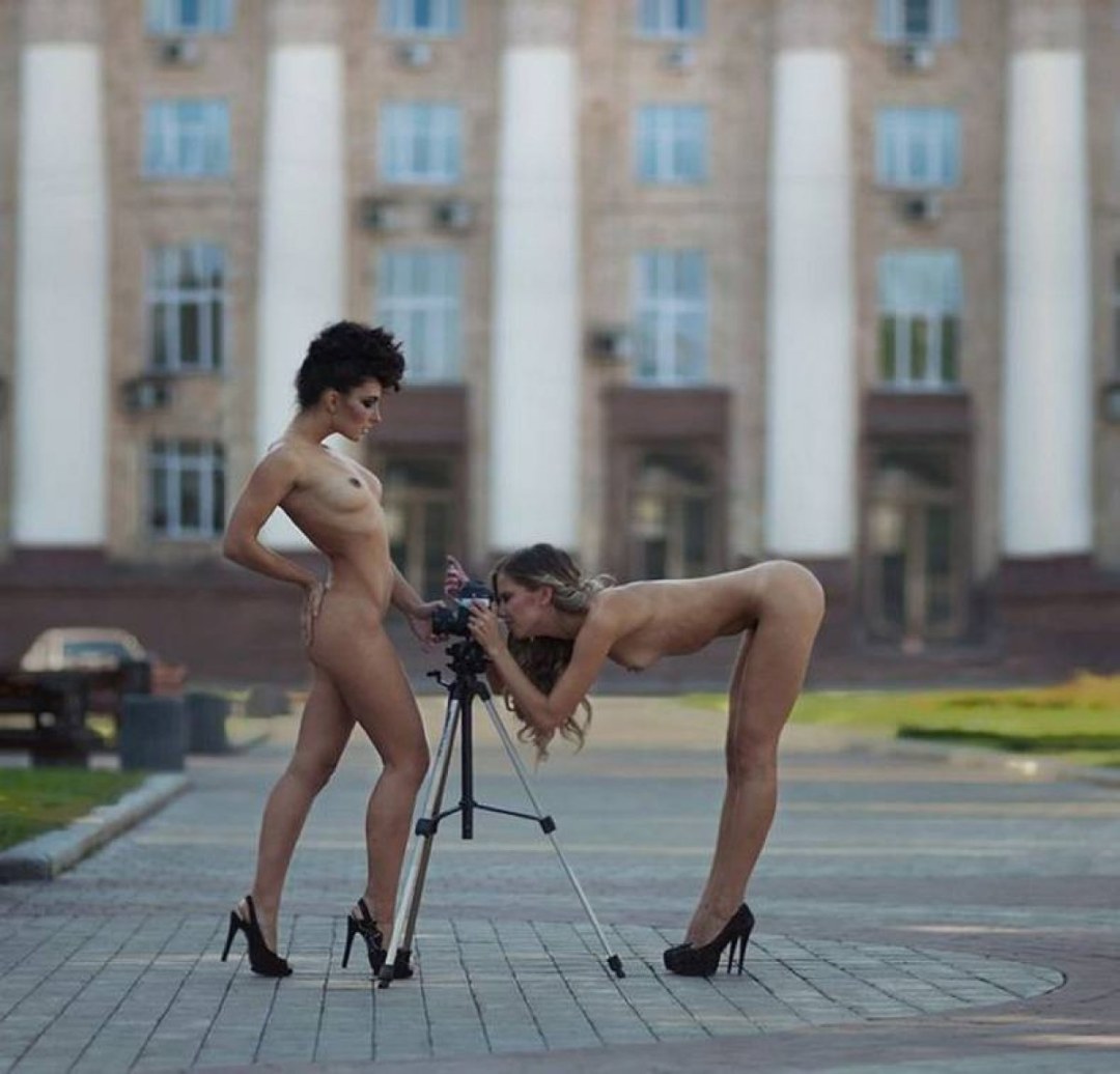 Голые бабы на улицах города