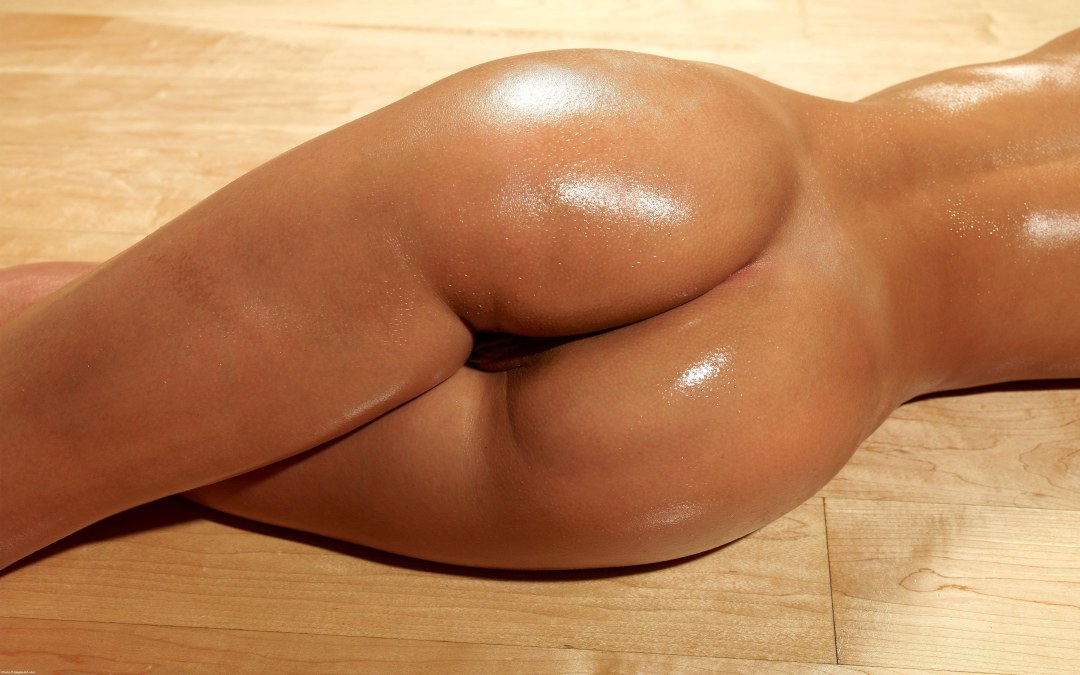 Красивые женские попки в масле