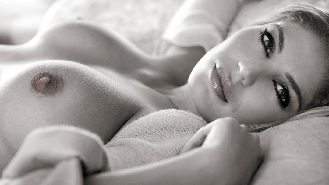 Голые женщины с красивыми глазами