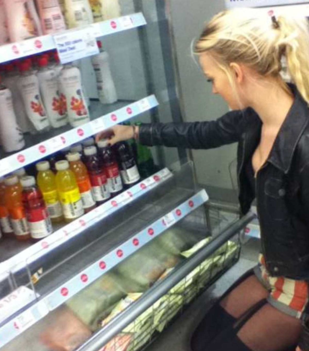 Голые девчонки в магазине