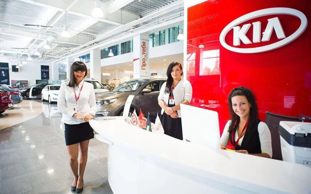 Сотрудники автосалона