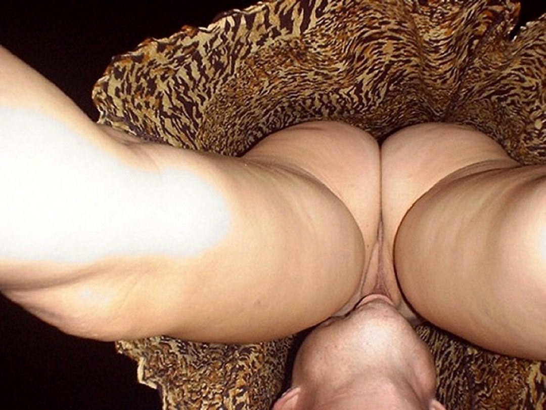 Голые женщины в чулках вид снизу