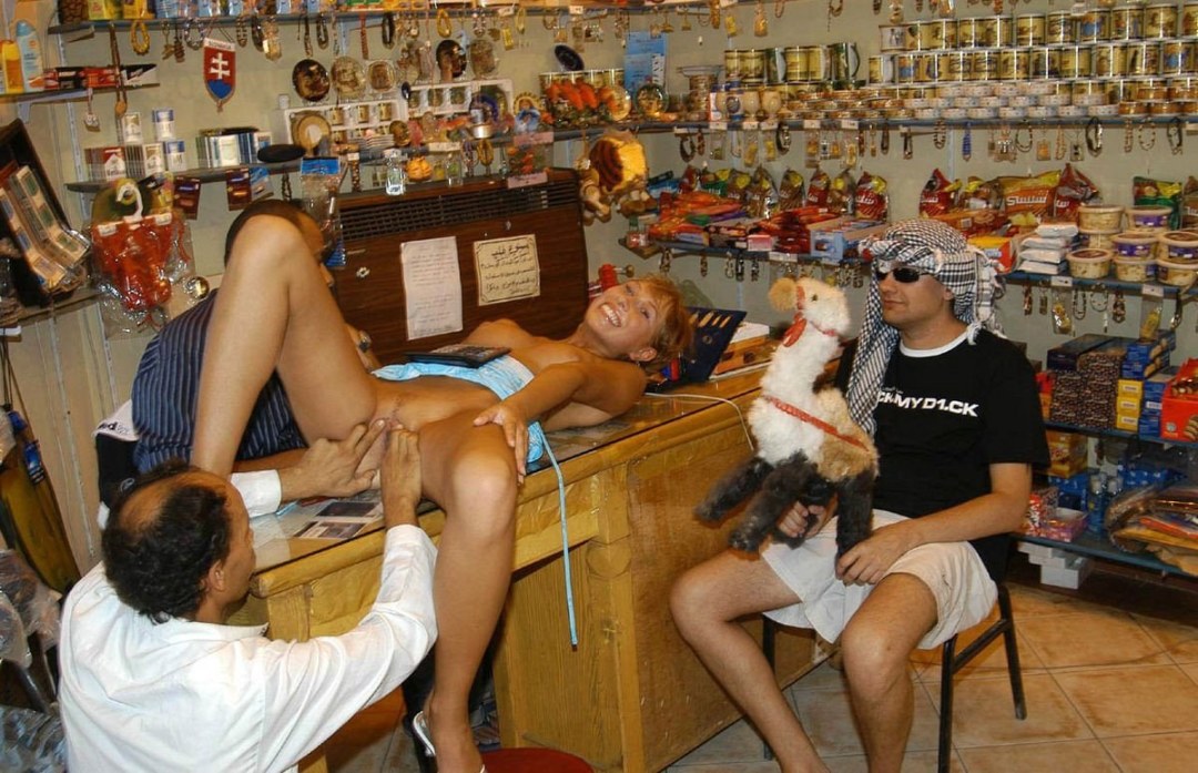 Продавщица в магазине xxx