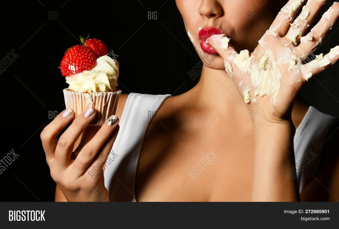 Клубника со сливками девушка