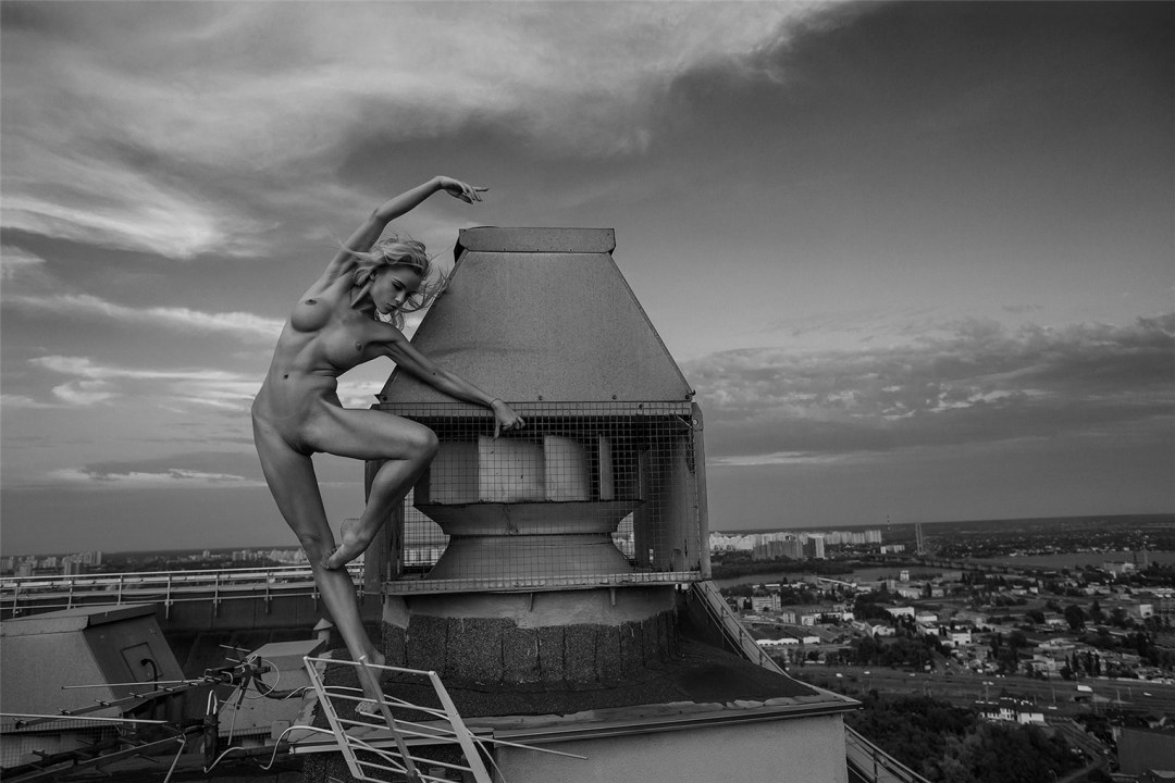 Художественное ню на улицах города