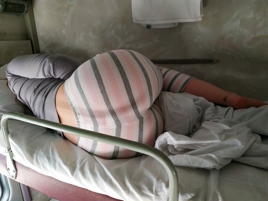 Под юбкой в общественном транспорте