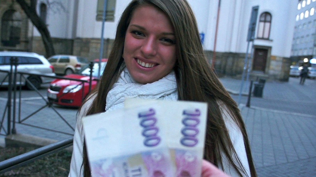 Симпатичная девушка за деньги