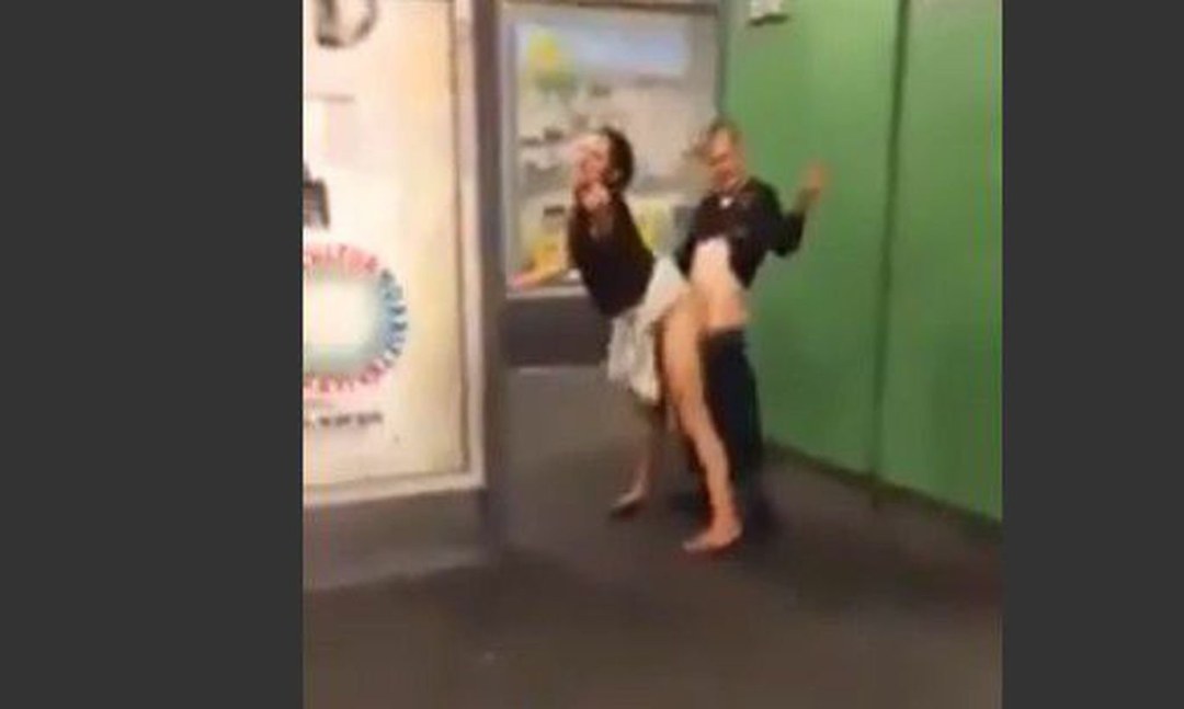 Отсос в общественном месте