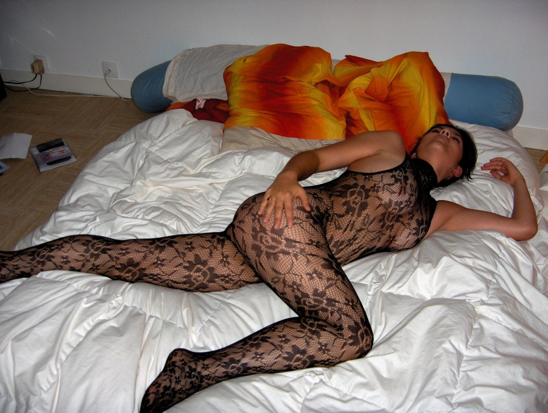 Голые женщины в сетчатом платье