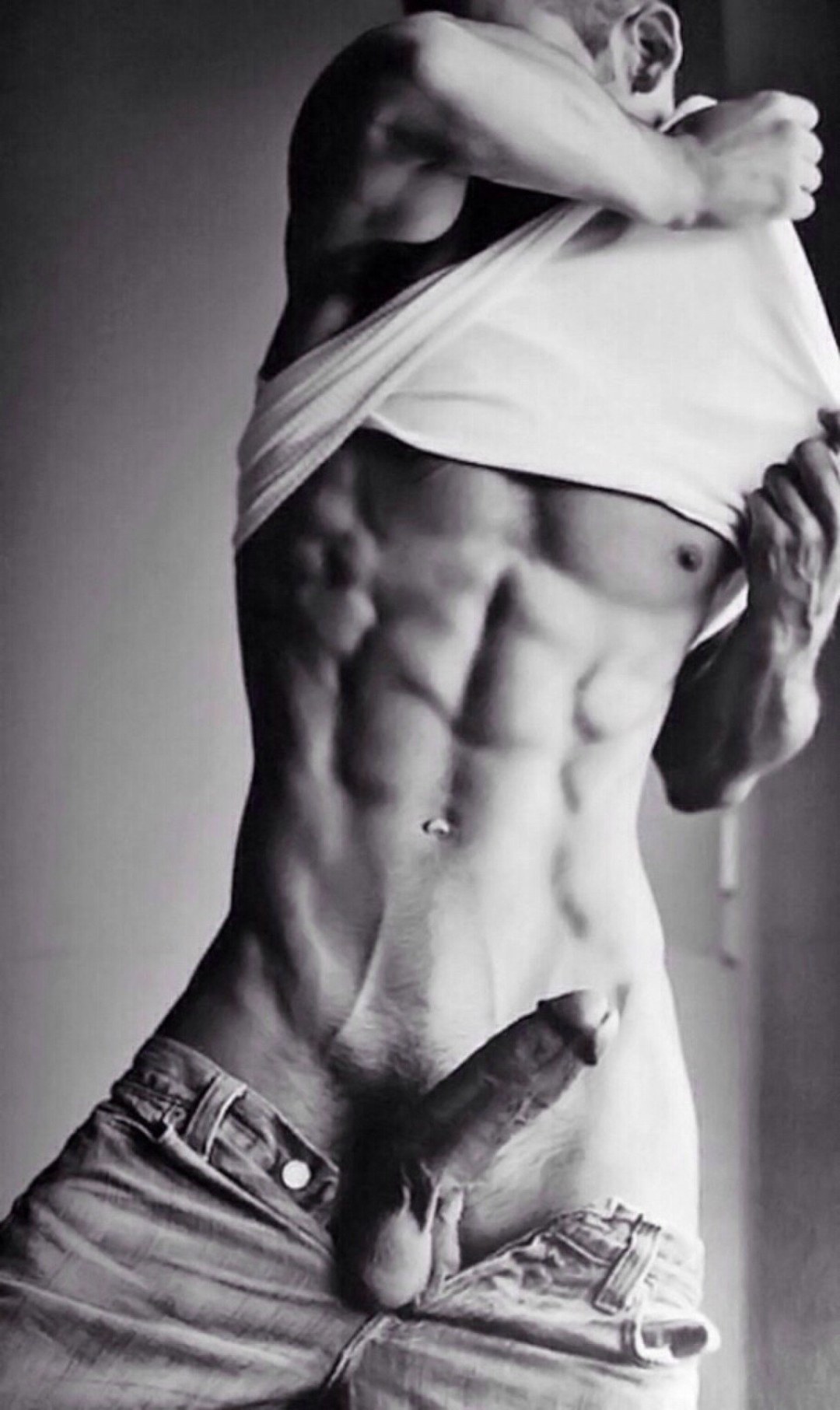 Красивый мужской член в трусах