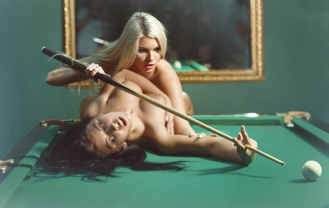 Эро девушки на бильярдном столе