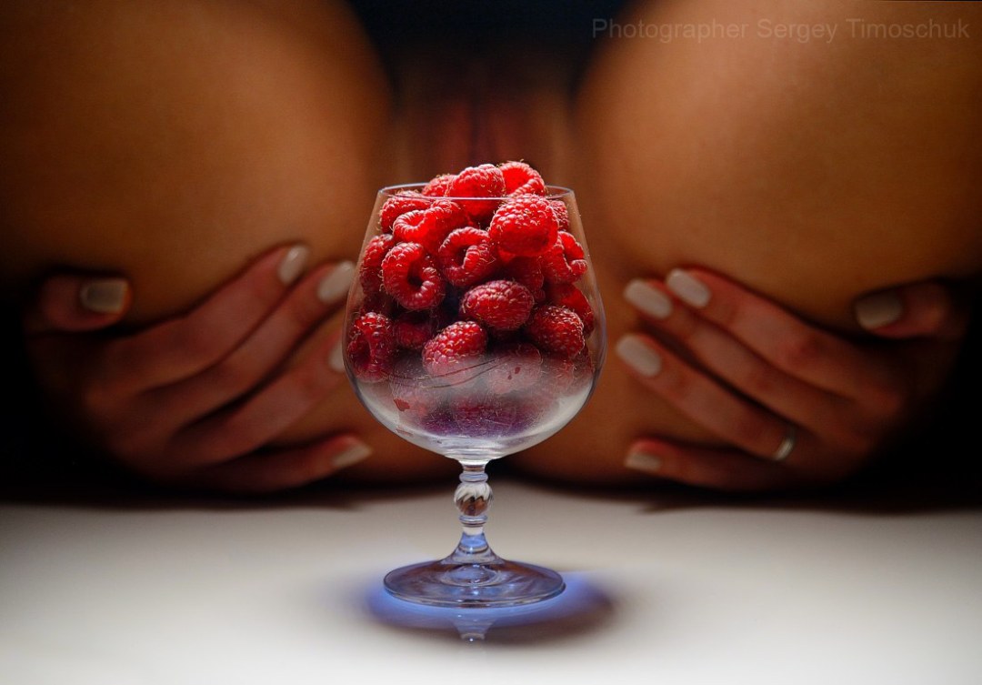 Эротическая фотосессия с клубникой