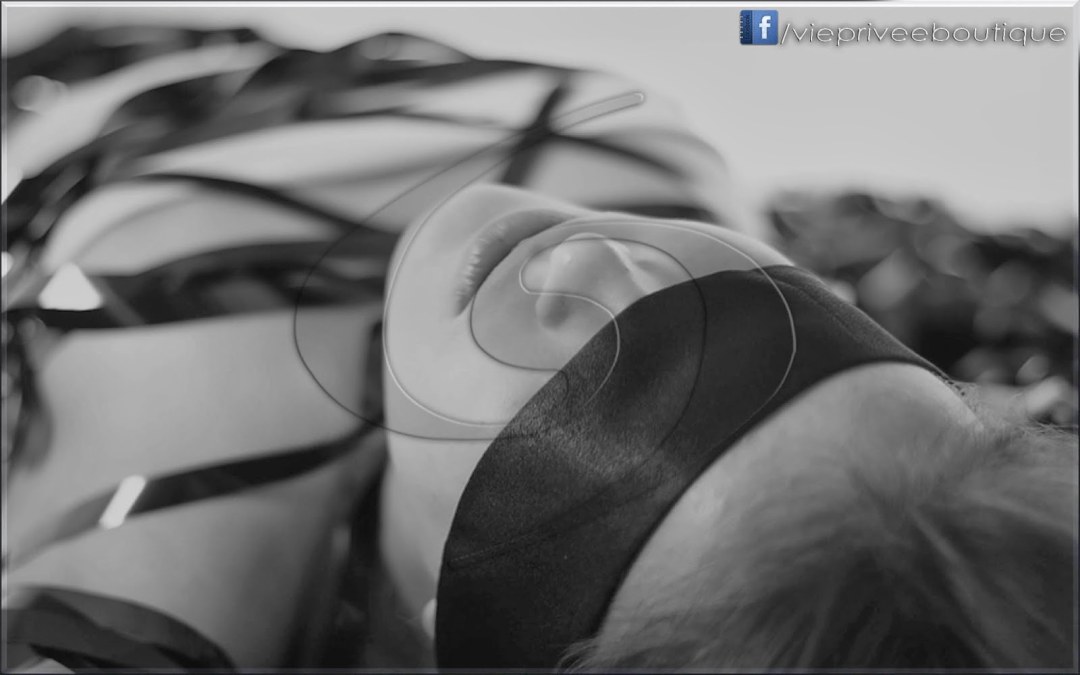 Завязанные глаза у девушки