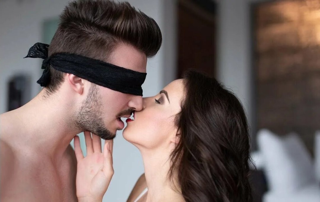 Мужчина с завязанными глазами