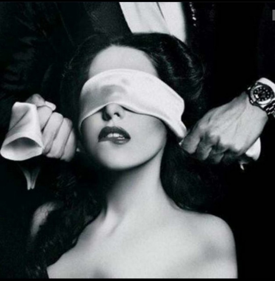 Девушка с повязкой на глазах