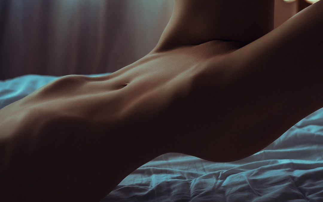 Ню плоский живот и лобок