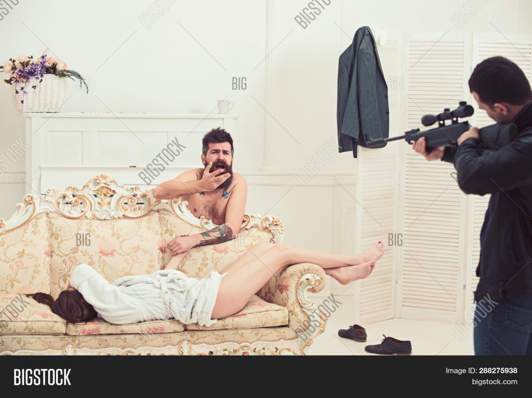 Мужчина наблюдает за девушкой