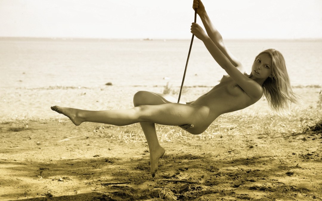 Юная разделась на качелях