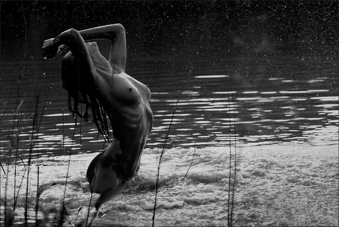 Девушка голышом под дождем