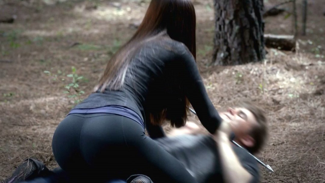 Нина Добрев в лосина попа