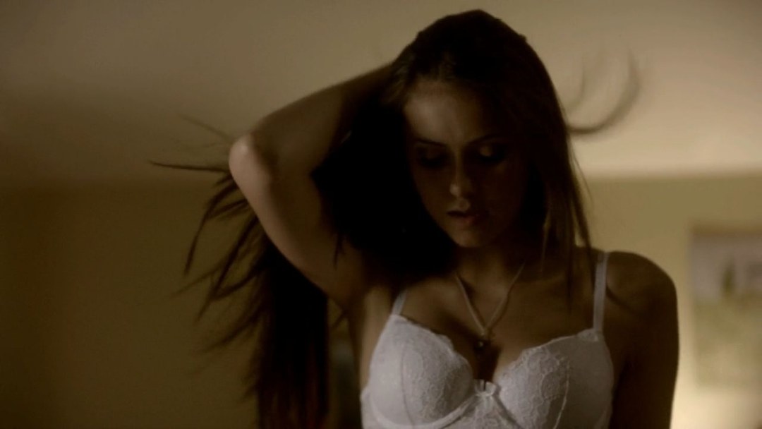 Елена Гилберт в белье