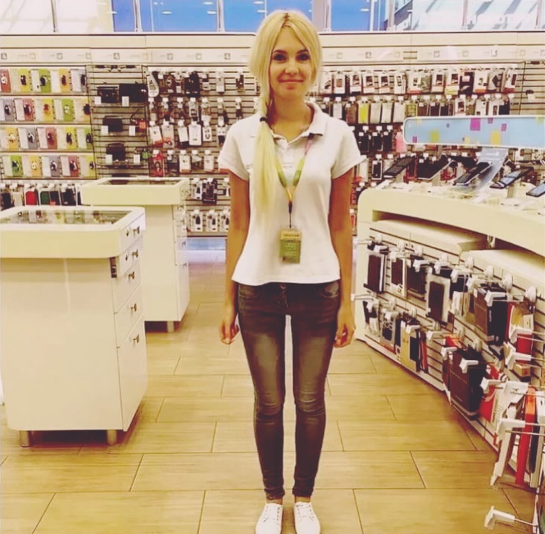 Красивые девушки продавщицы