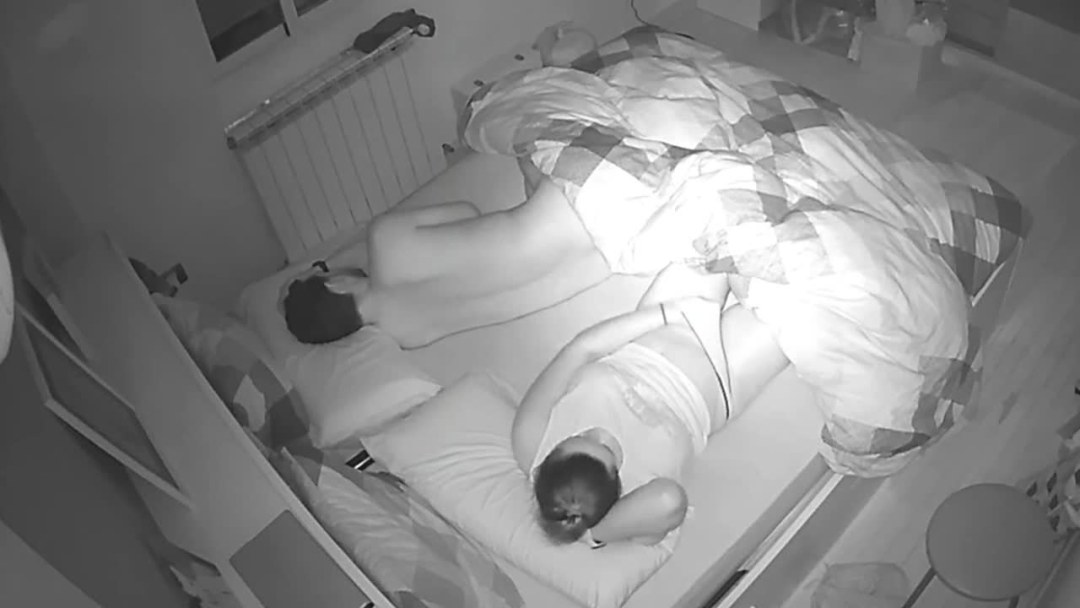 Скрытая камера в маминой спальне