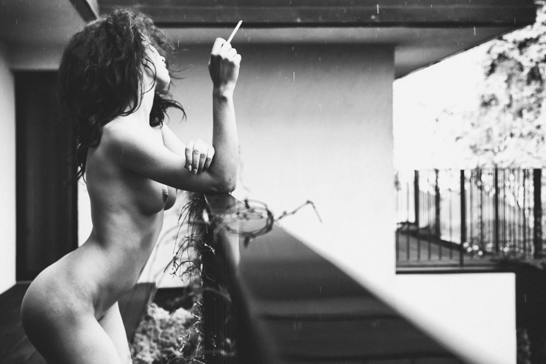 Курящие молодые девушки ню