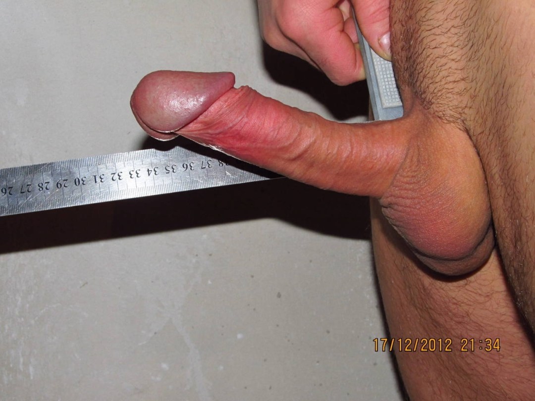 Девушки замеряют длину члена