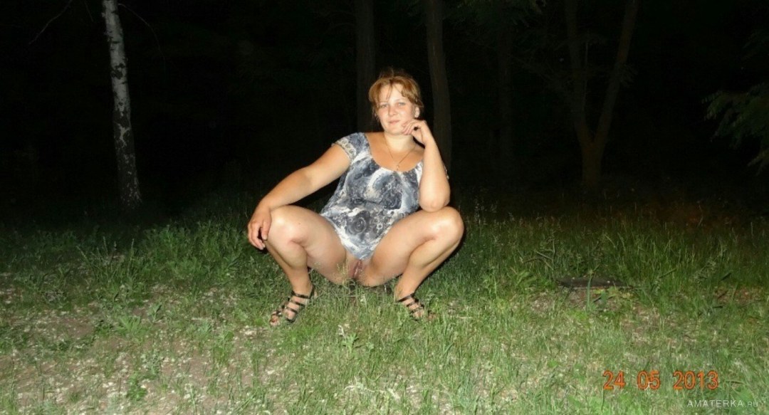 Жена без трусиков под юбкой