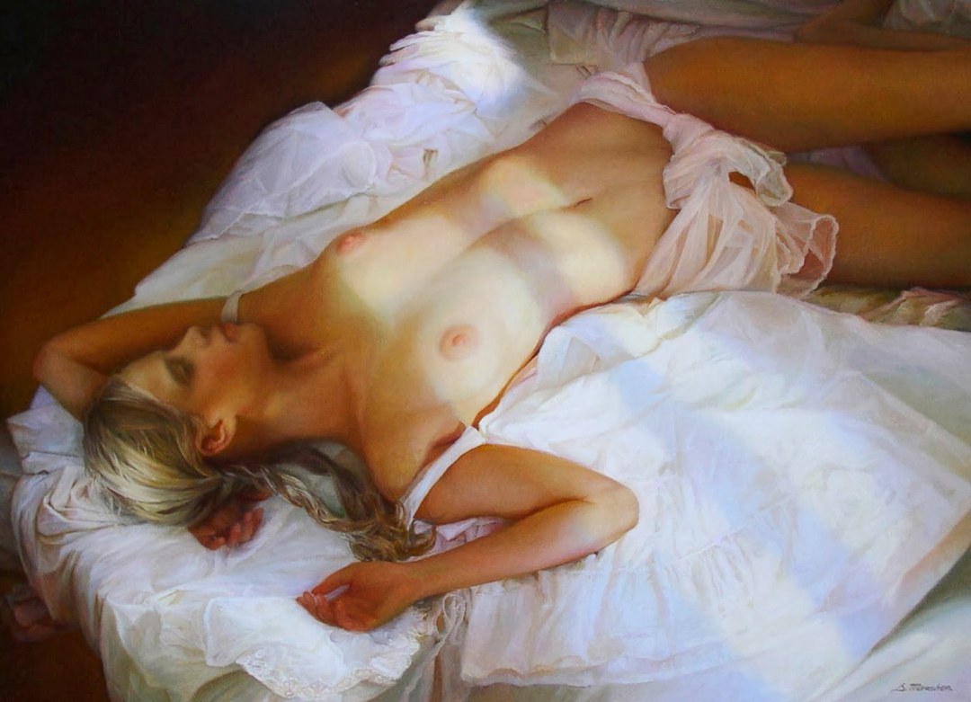 Голая женщина лежит на боку