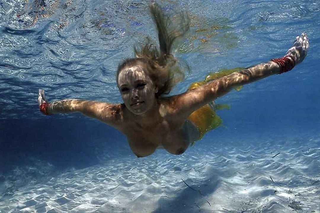 Под водой без купальника