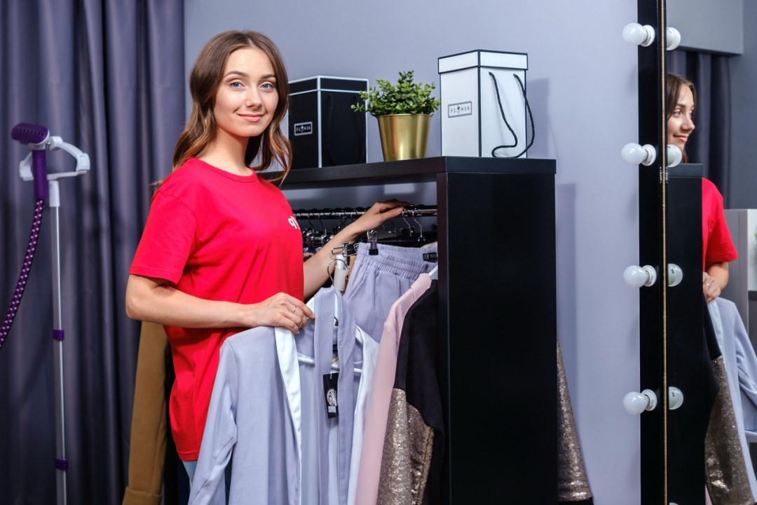 В магазине одежды shop Assistant